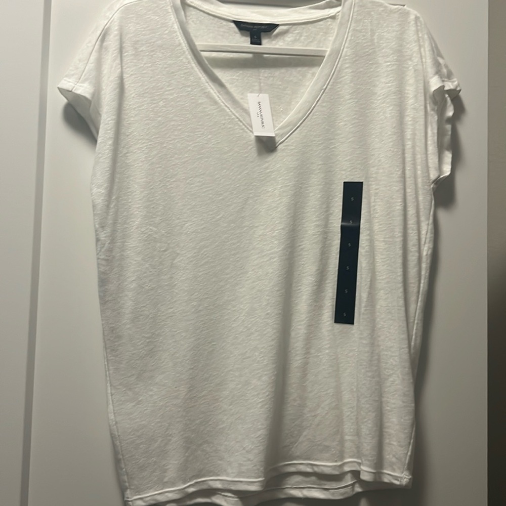 Banana Republic- white linen blend v- neck t-shirt